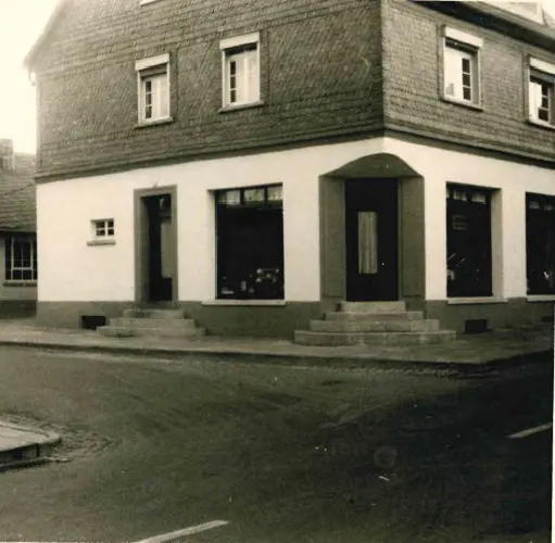 Schlafzimmer mit schwebendem Bett aus hellem Holz, Hänge-Nachttischen und großem Kleiderschrank – modernes Schlafzimmerdesign in Naturtönen, funktional und minimalistisch eingerichtet.